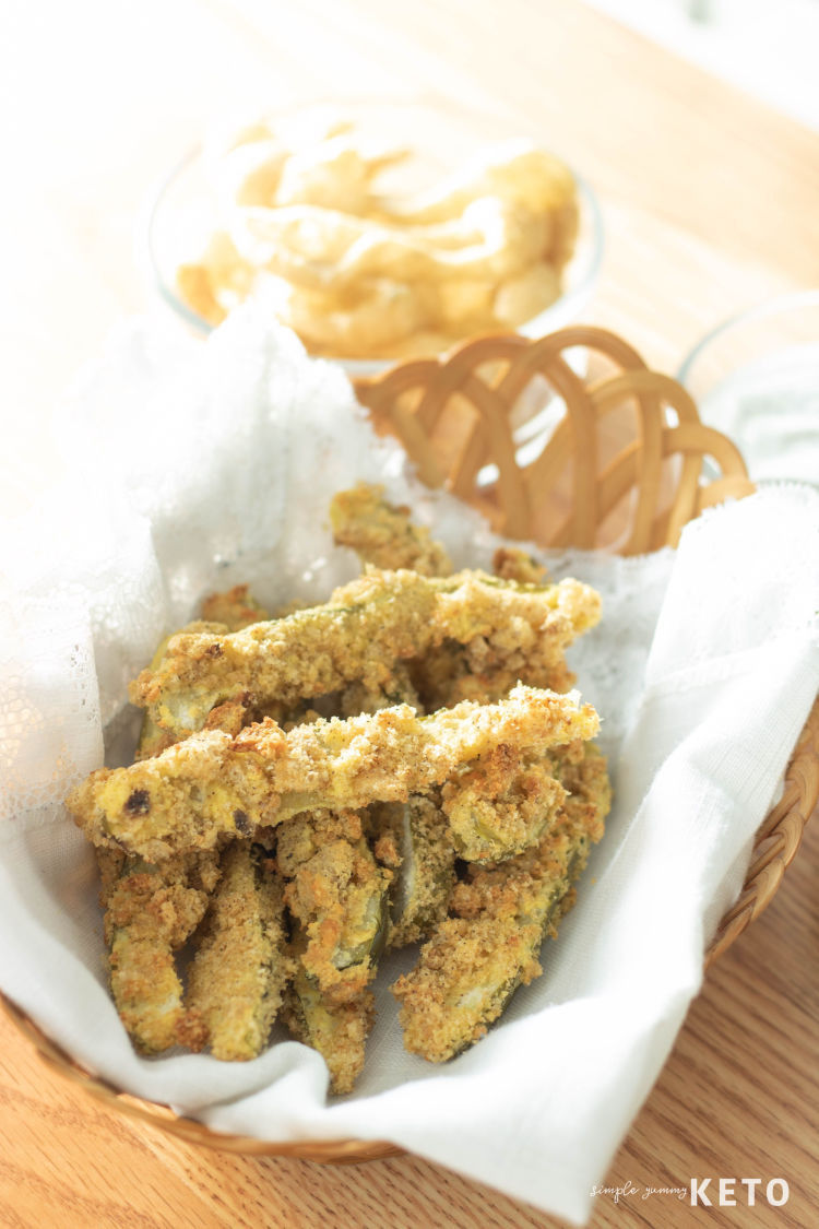 low carb fried pickle recipe made with pork rinds